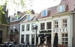 Long John's Pub & Hotel