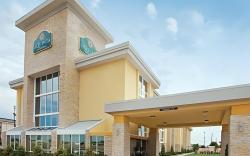 La Quinta Inn & Suites by Wyndham Dallas I-35 Walnut Hill Ln