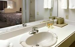 Days Inn & Suites by Wyndham Houston North/Spring