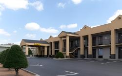 Super 8 By Wyndham Clarksville Northeast