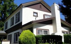 Cinnamon Bear Creekside Inn