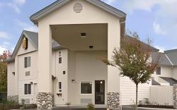 Super 8 by Wyndham Cloverdale Wine Country