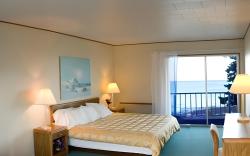 Days Inn & Suites by Wyndham St. Ignace Lakefront
