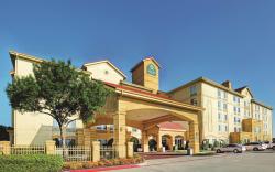 La Quinta Inn & Suites by Wyndham DFW Airport South / Irving