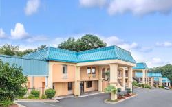 Super 8 By Wyndham Forest Park