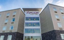Applause Hotel Calgary Airport by CLIQUE