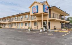 Motel 6 Oshkosh, WI