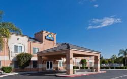 Days Inn by Wyndham Lathrop