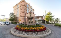 Monte Carlo Inn Airport Suites