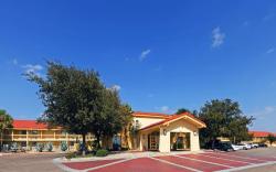 Super 8 by Wyndham Eagle Pass