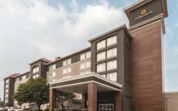 La Quinta Inn & Suites by Wyndham Arlington North 6 Flags Dr