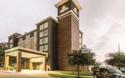 La Quinta Inn & Suites by Wyndham Arlington North 6 Flags Dr