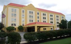 La Quinta Inn & Suites by Wyndham Cleveland Airport West