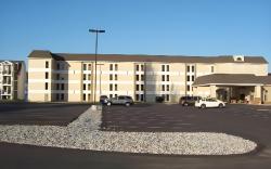 Mackinaw Beach and Bay Inn & Suites