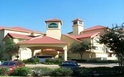 La Quinta Inn & Suites by Wyndham Houston Bush IAH South