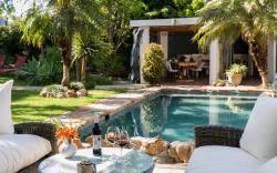 GUBAS DE HOEK meet eat sleep