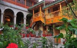 Amaru Colonial