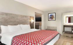 Days Inn & Suites by Wyndham Bowling Green