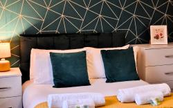 Manchester Townhouse by BEVOLVE - 4 bedrooms - Free Parking