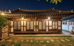 Jeonju Hanokmaeul Eosahwa (Korea Quality)