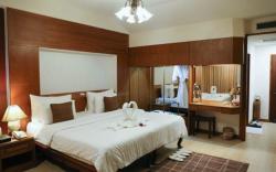 The Country Lake View Hotel