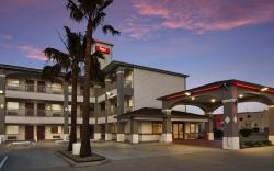 Red Roof PLUS+ Galveston - Beachfront