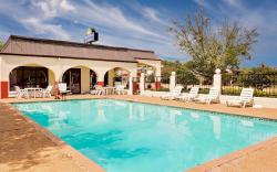 Days Inn & Suites by Wyndham Starkville