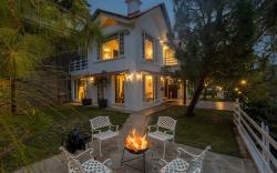 StayVista at Bellevue with Outdoor Jacuzzi