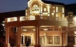 Chateau Louis Hotel & Conference Centre