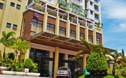 Pinnacle Hotel and Suites