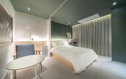 Croissant Hotel Guri by AanK