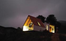 Farmstay in ചില്ലുകൂടാരം at Les Domki et al.