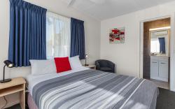 Beachcomber Motel & Apartments