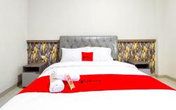 RedDoorz Syariah near GOR Satria Area