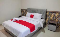 RedDoorz Syariah near GOR Satria Area