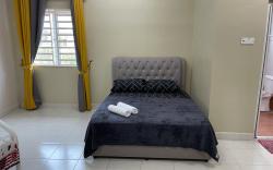 SHAH HomeStay Gong Badak(4 Bilik) with NETFLIX