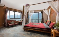 Private Room  Balcony Mountain View  in Central