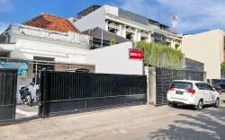 OYO Flagship  90789 Genteng Residence