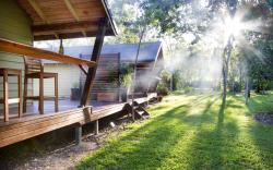 AIRLIE BEACH ECO CABINS nestled in nature