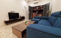Warm, Cozy home+close to Pesta/ Muar Town home