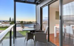 Bellevue On The Lakes.