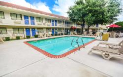 Motel 6 Huntsville, TX