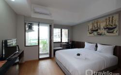 Pool View Studio Gateway Park LRT City By Travelio