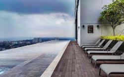 POSH infinity pool apartment