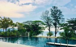 Luxury Seafront Suite by the Sea with Unmatched Sunset and Full Ocean View, 5-Star Hotel Rating