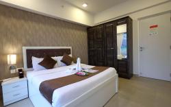 Airport Close 2 BHK Service Apt in Santacruz E