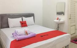 RedDoorz near RS Mitra Keluarga Waru