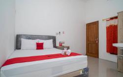 RedDoorz near RS Mitra Keluarga Waru