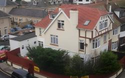 BARBIE HOUSE ,OPPOSITE The BEACH & PAIGNTON PIER , 2 Bedroom APARTMENT with Private Car space & Gard