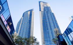 Circle On Cavill Luxury Apartment-Holiday Paradise